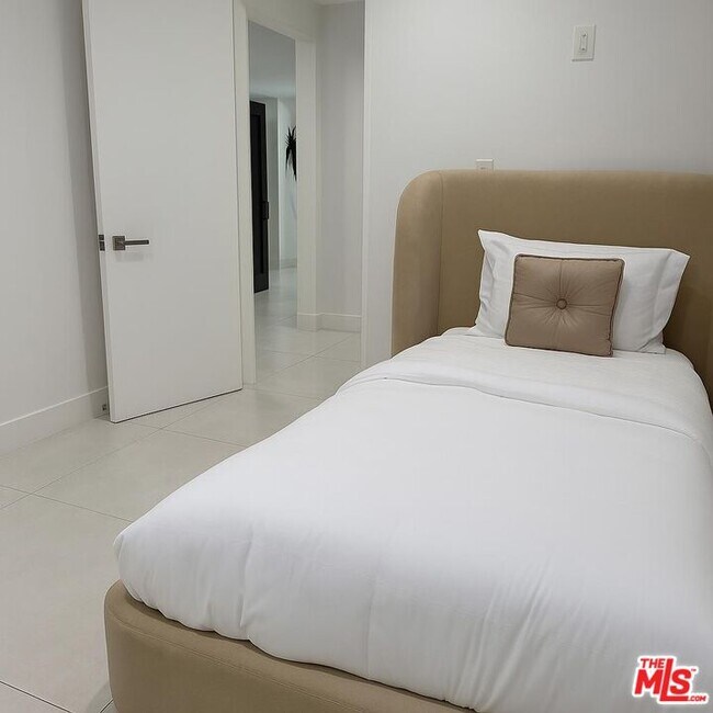 Building Photo - 201 S Bedford Dr