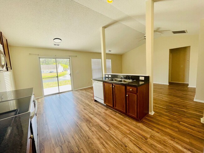 Building Photo - 3038 Regency Oaks Dr
