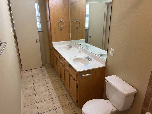 Building Photo - 1305 Chips Dr