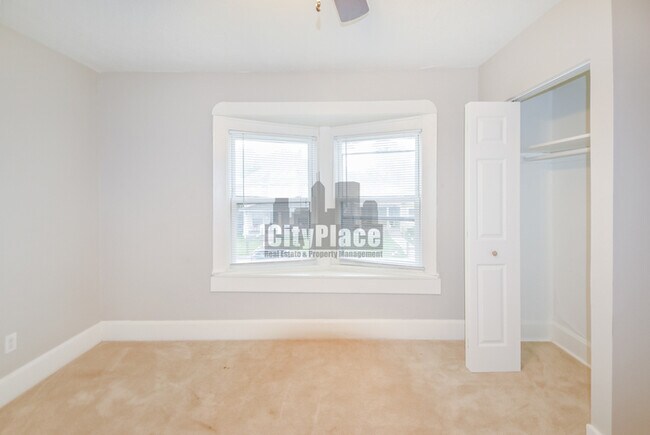 Building Photo - 2862 Highland Pl
