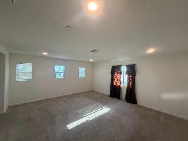 Building Photo - Newer Build, All Electric Home 5 Bedrooms, Loft, 3 bathrooms