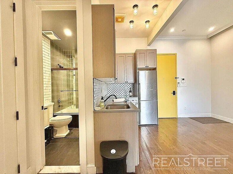 Building Photo - Myrtle Avenue