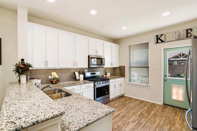 Building Photo - 205 La Dera Dr