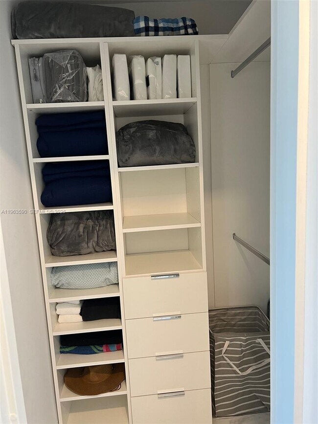 Building Photo - 100 Lincoln Rd