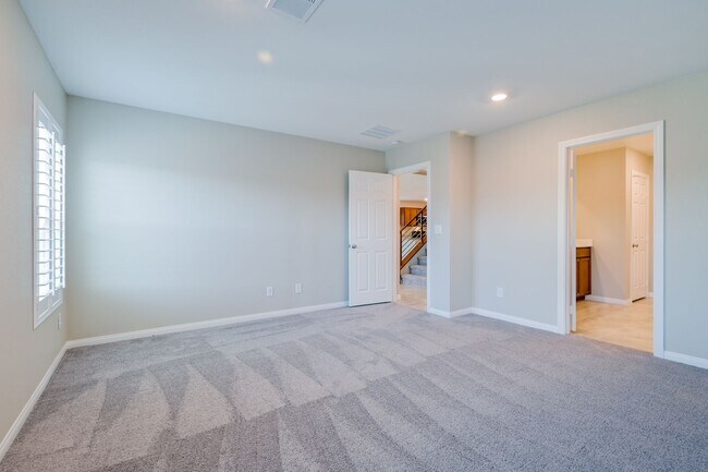 Building Photo - Mountains Edge!! Gated!!  4 bedrooms!! Primary Bedroom and bath down Stairs!! 2 Primary bedrooms!...