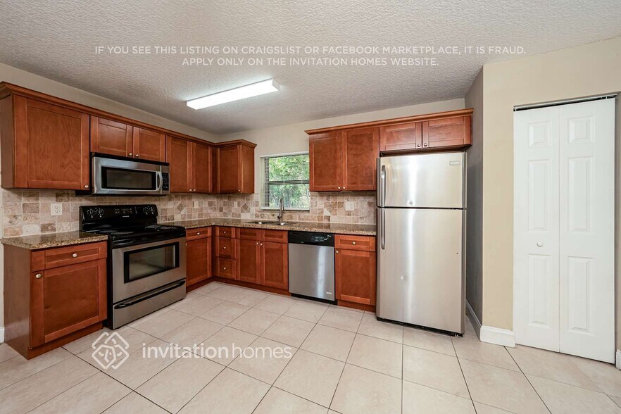 Building Photo - 5646 Lincoln Cir E