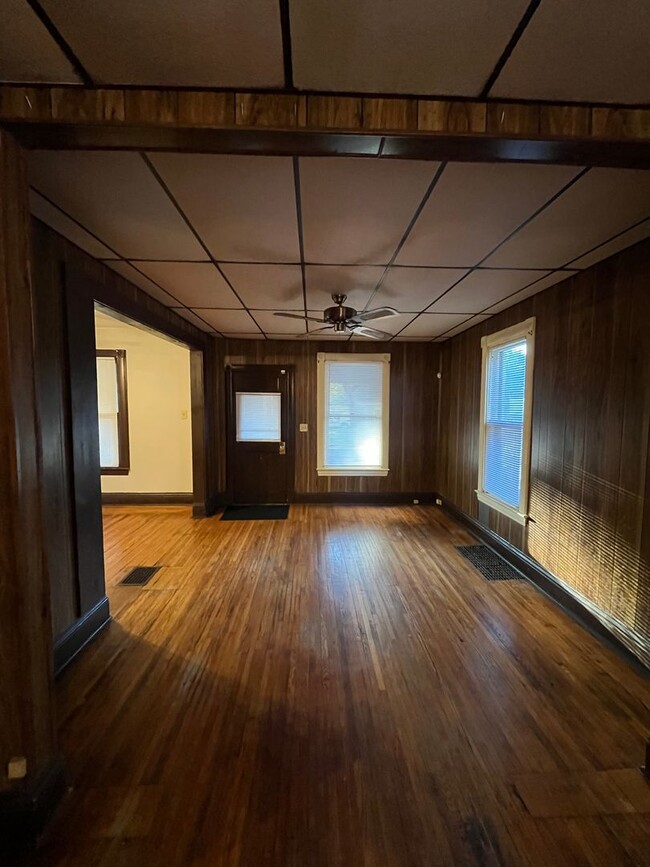 Building Photo - 3 bedroom home available in Rockford