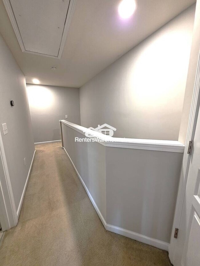 Building Photo - Beautiful 3-bedroom townhome in North Rale...