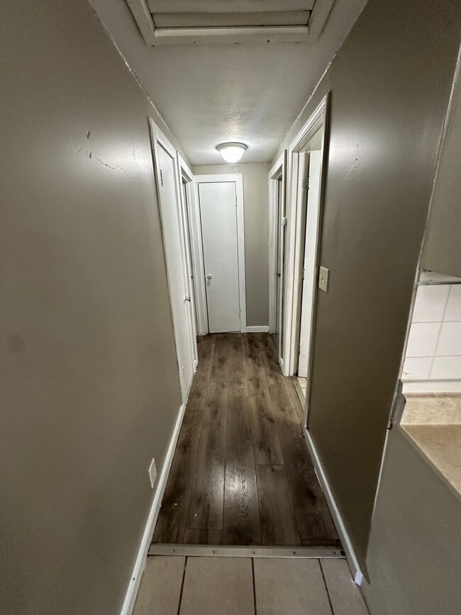 Building Photo - 3bedrooms 1 full bathroom.