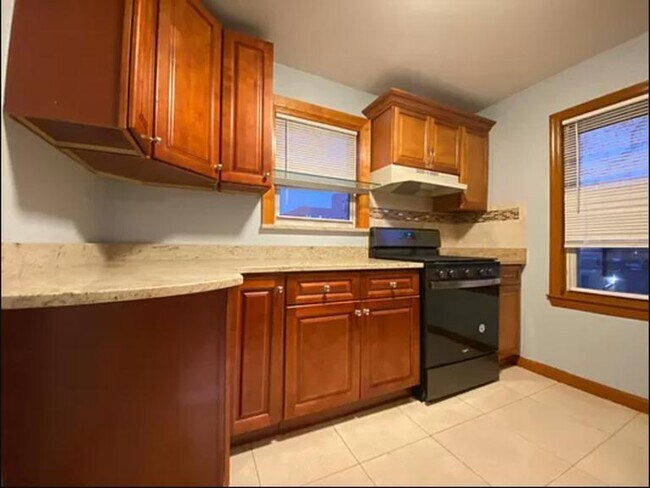 Building Photo - 2 bedroom in Queens NY 11102