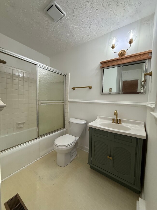 Building Photo - 965 N Rdg St