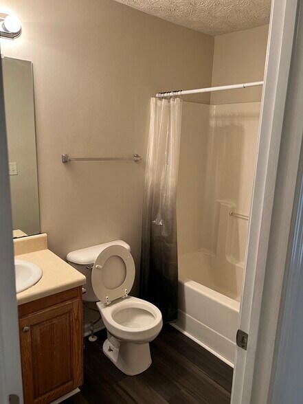 Building Photo - 827 Hannah Ct