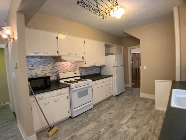 Building Photo - Move -in Special: Historical 4 Bedroom Nea...