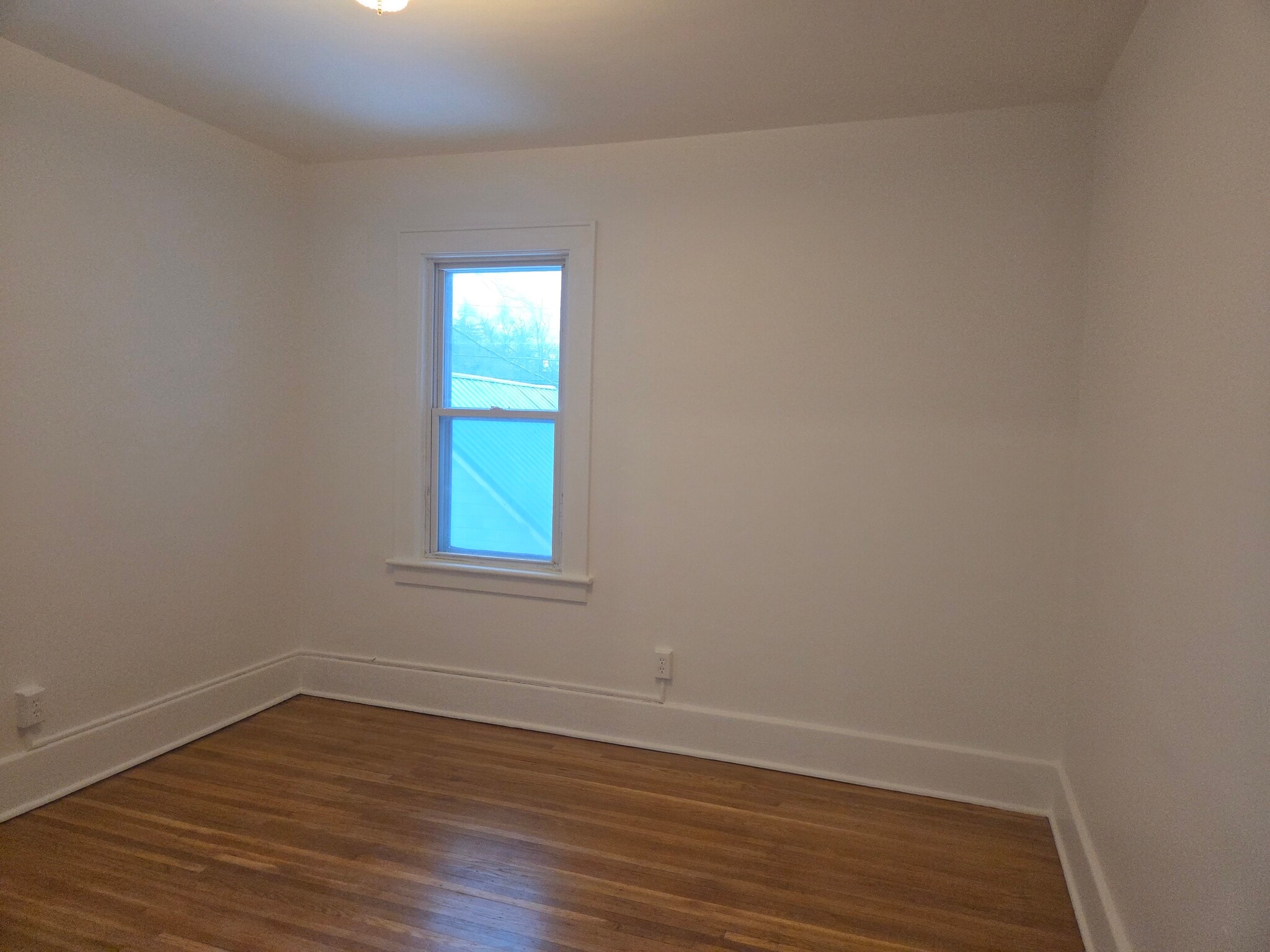 Bedroom larger - 467 Maplewood Ave