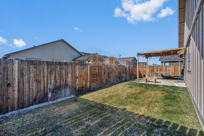 Building Photo - 4 Bed 2.5 Bath Single level - Fenced