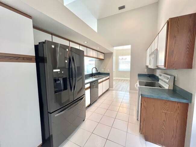 Building Photo - Stunning 3BD/2BTH Pool Home in Tarpon Spri...