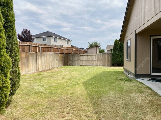 Building Photo - Single-Level home in NE Redmond with fenced backyard!