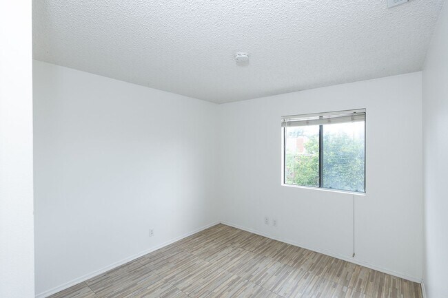Building Photo - Spacious 3 Bedroom  2.5 Bath | East Ventura | Unfurnished