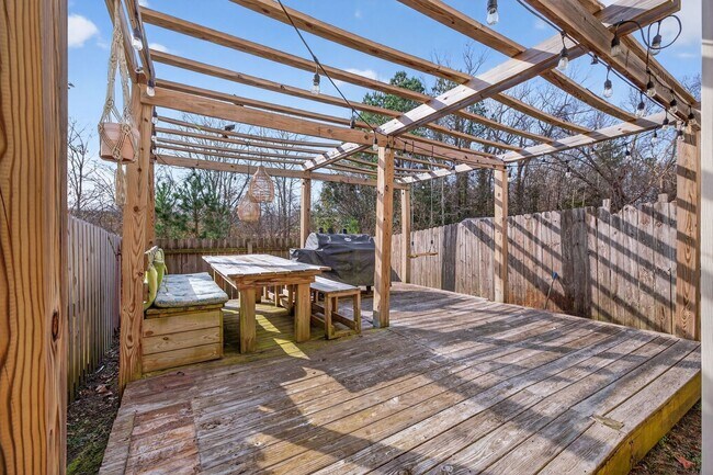 Building Photo - 729 Creekside Crescent