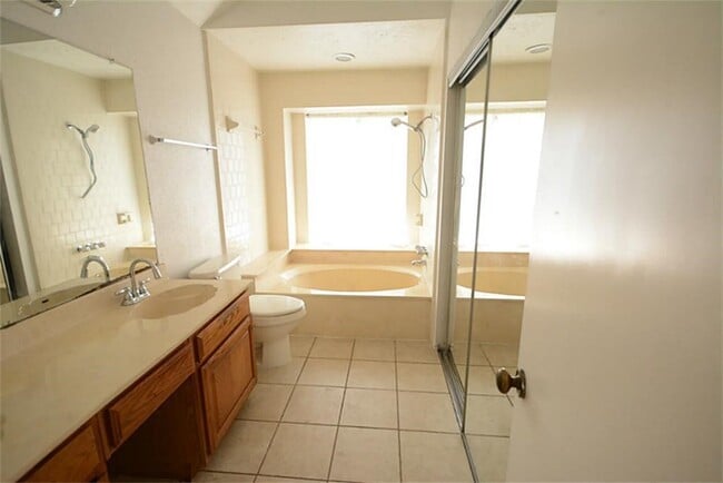 Building Photo - 13719 Rocky Bluff Dr