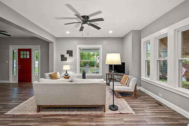 Building Photo - Gorgeous 4 or 5 bed 3.5 Bath in Madisonville!!