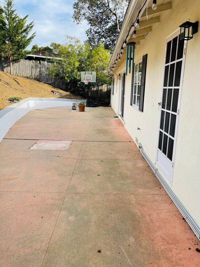 Building Photo - 3130 Canyon Rd