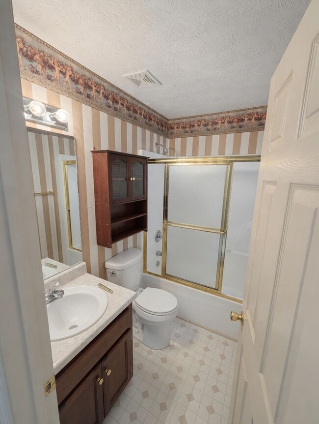 Building Photo - Spacious and beautiful Hendersonville home