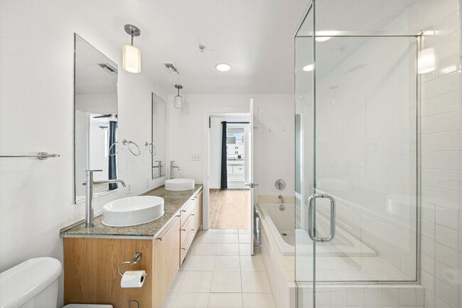 Building Photo - Modern 3BD, 3.5BA Five Points Townhome wit...
