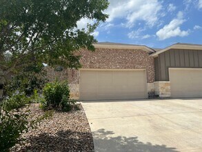 Building Photo - Luxury 3/2 duplex in NBTX