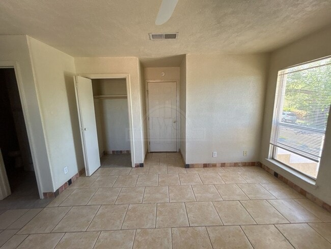 Building Photo - 801 Carmen St
