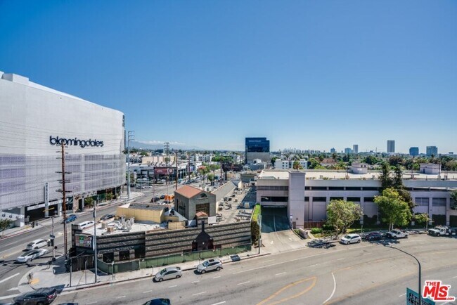 Building Photo - 321 S San Vicente Blvd