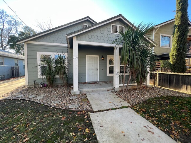 Primary Photo - 3 Bed / 2 Bath | North Oak Park Home Avail...