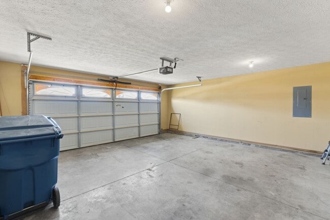 Building Photo - 3 bedroom 2 bath house for rent in abeautiful neighborhood.