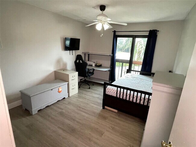 Building Photo - 4000 Del Rio Way