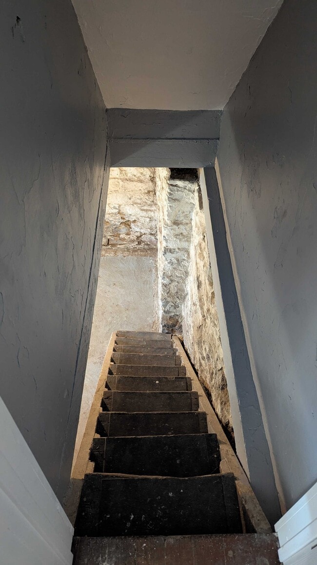Building Photo - 305 Plummer St