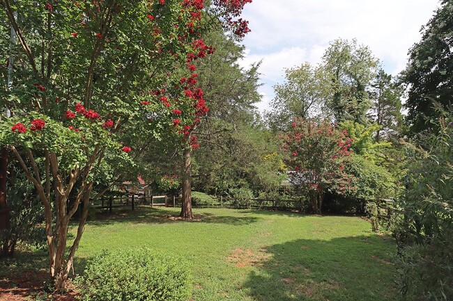 Building Photo - Beautiful Greenbrier Heights Home With Fen...