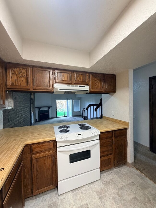 Building Photo - 3 Bedroom Townhouse