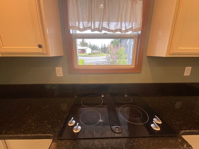 Building Photo - Beautiful 2 Story, Updated Home on Large L...