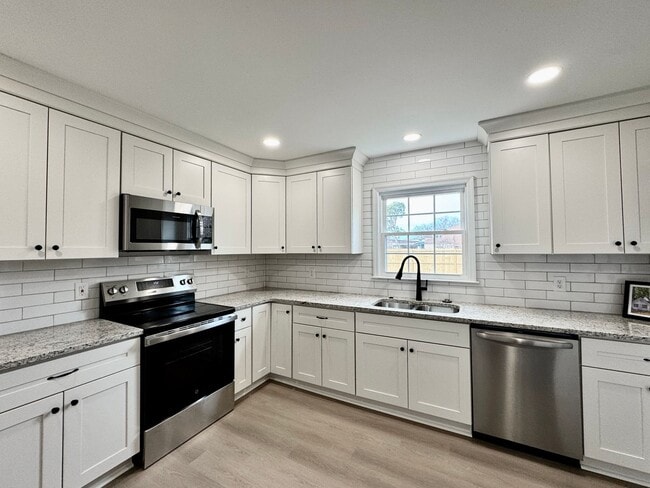 Building Photo - Fully-Renovated Ranch Home Available 03-19-26! Fenced Backyard - Pet Friendly - Washer & Dryer In...