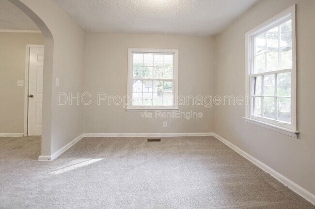 Building Photo - 892 Midway St SE