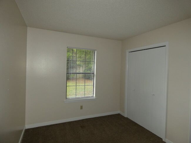 Building Photo - Charming 2-Bedroom Apartment - Prime Location