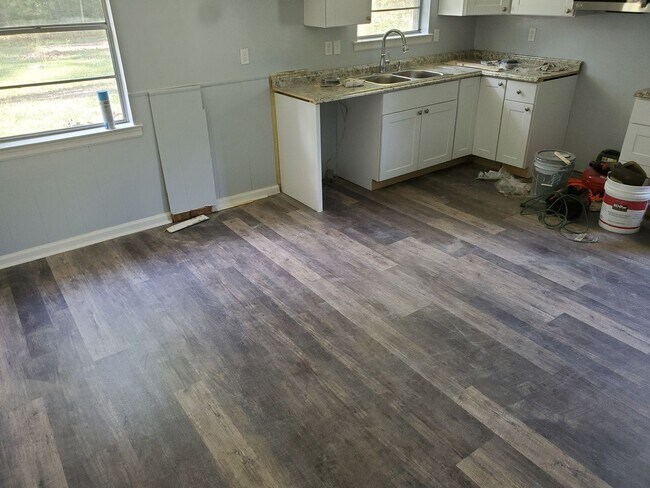 Building Photo - Spacious, quiet neighborhood