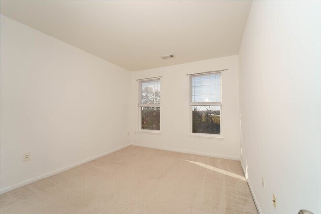 Building Photo - 3 level 2 BR 2BA condo in Fairfax Ridge