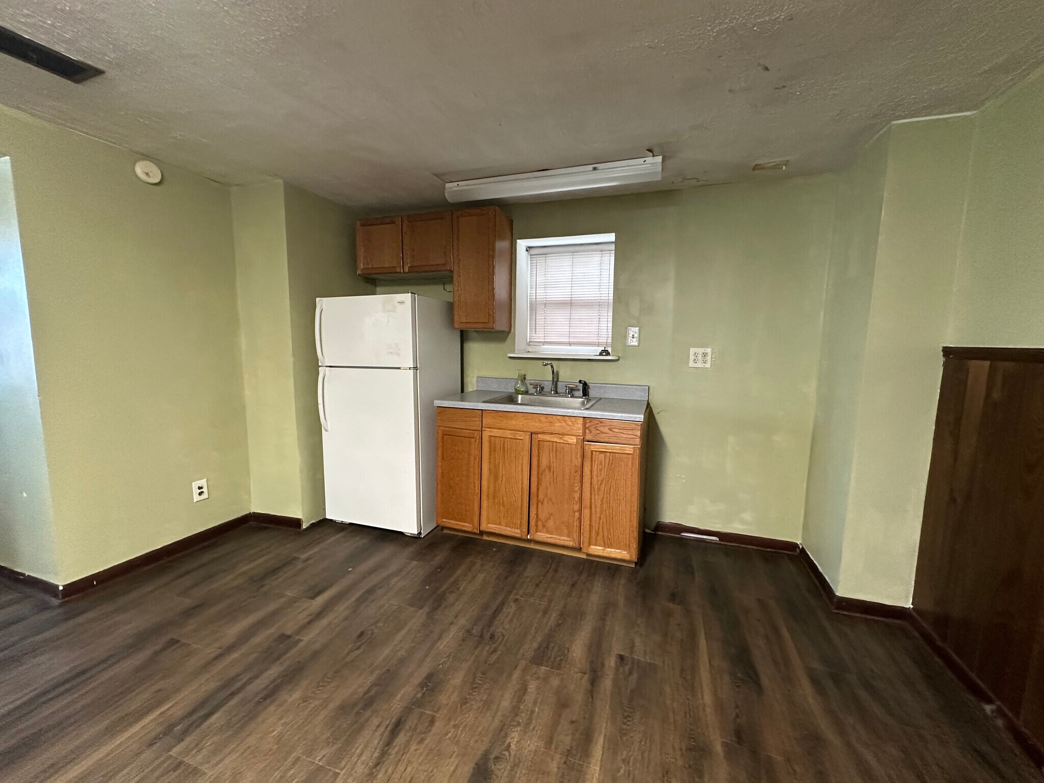 Building Photo - 437 Clark St