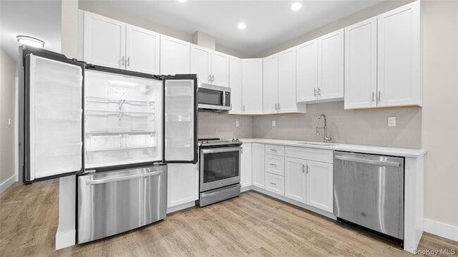 Building Photo - 197 Grand St