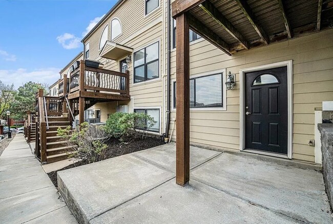 Building Photo - 524 W 10th St