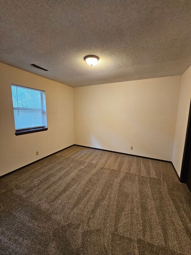 Building Photo - 4608 W Knox Dr