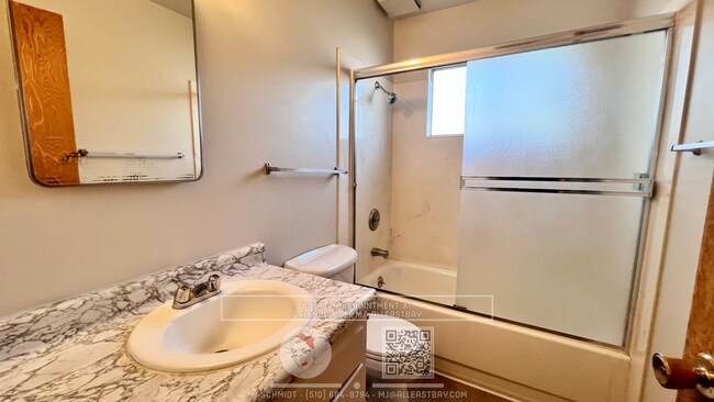 Building Photo - Spacious top floor 2 bedroom, walking dist...