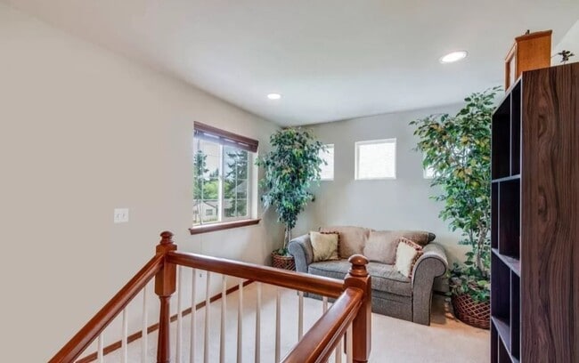Building Photo - Beautiful 3 Bed 2.5 Bath Everett Home @ a ...