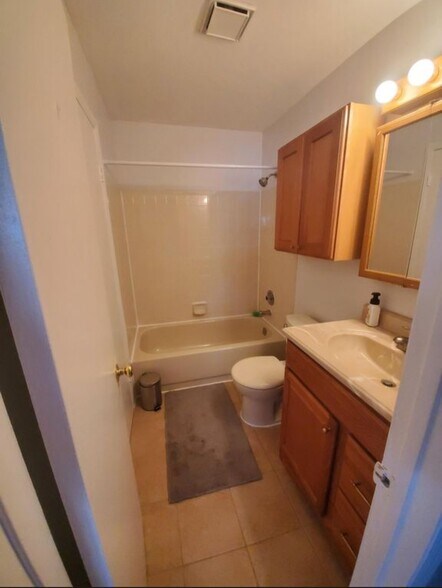 Guest Bath - 452 Tournament Dr